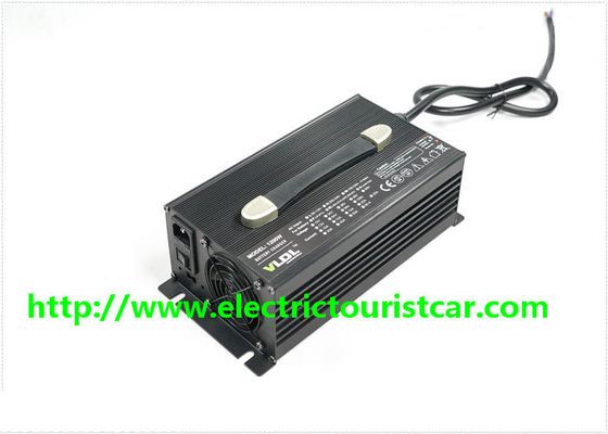अच्छी कीमत ब्लैक हाउसिंग क्लासिक इलेक्ट्रिक कार बैटरी चार्जर 48V 25A 260 * 150 * 90 मिमी ऑनलाइन