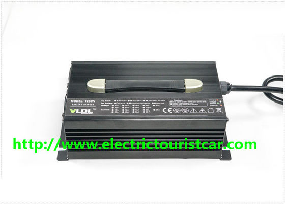 ब्लैक हाउसिंग क्लासिक इलेक्ट्रिक कार बैटरी चार्जर 48V 25A 260 * 150 * 90 मिमी